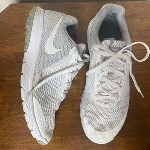 White Nike Running Shoes/ sneaker